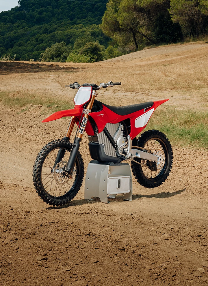 Suspension arrière de la Stark VARG Factory Edition sur terrain sablonneux — amortisseur KYB et biellettes en détail, technologie de compétition