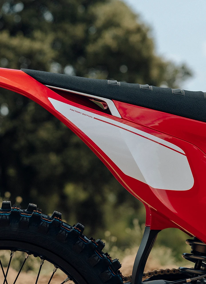 Plaques latérales de la Stark VARG Factory Edition — graphismes Factory Red et blanc, logo VARG, design inspiré des teams d'usine MXGP