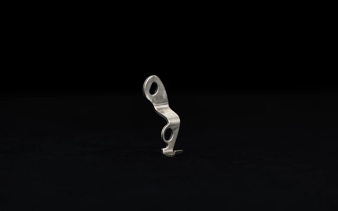 Left front indicator bracket (US)